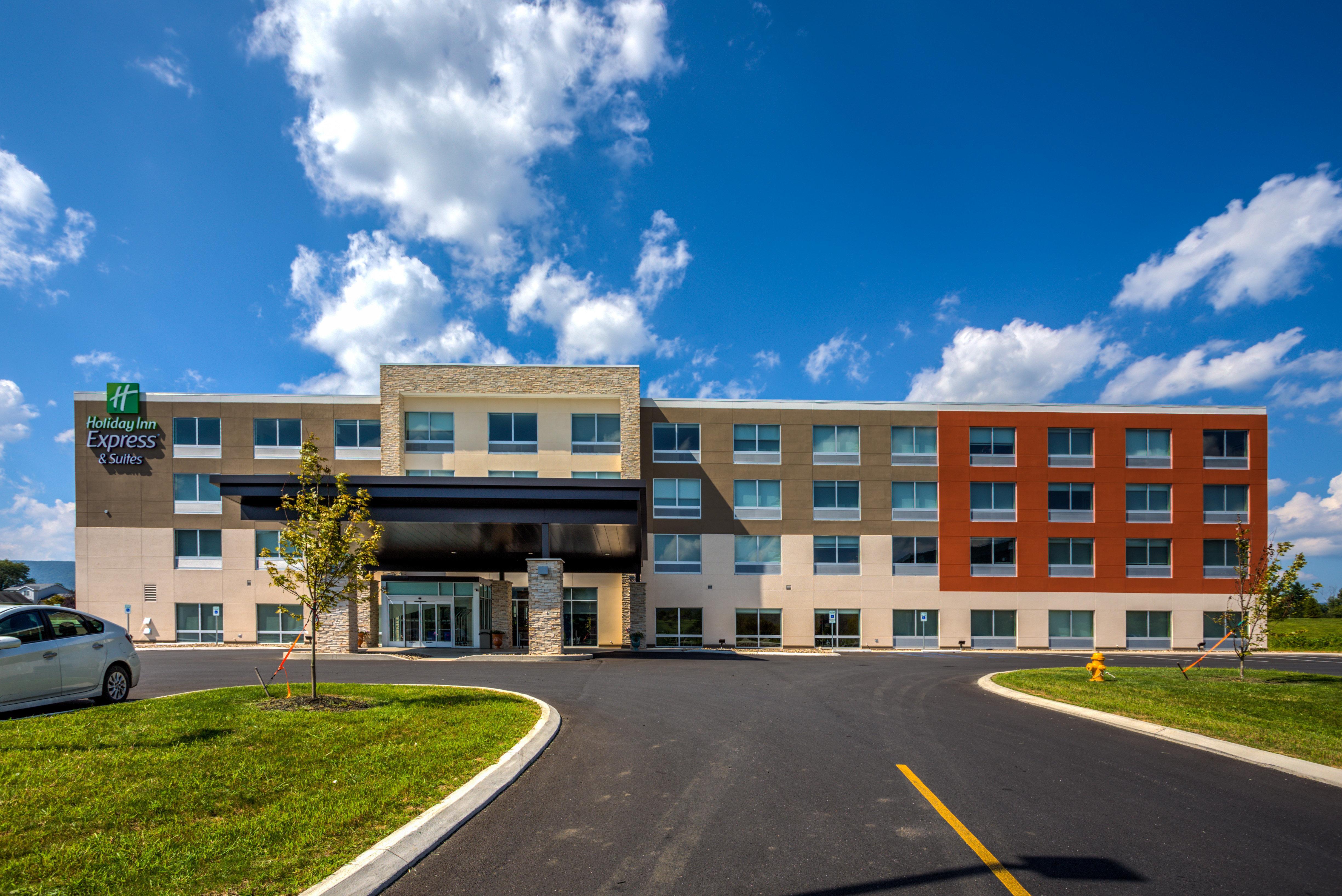 Holiday Inn Express & Suites Reedsville - State Coll Area, An Ihg Hotel Buitenkant foto