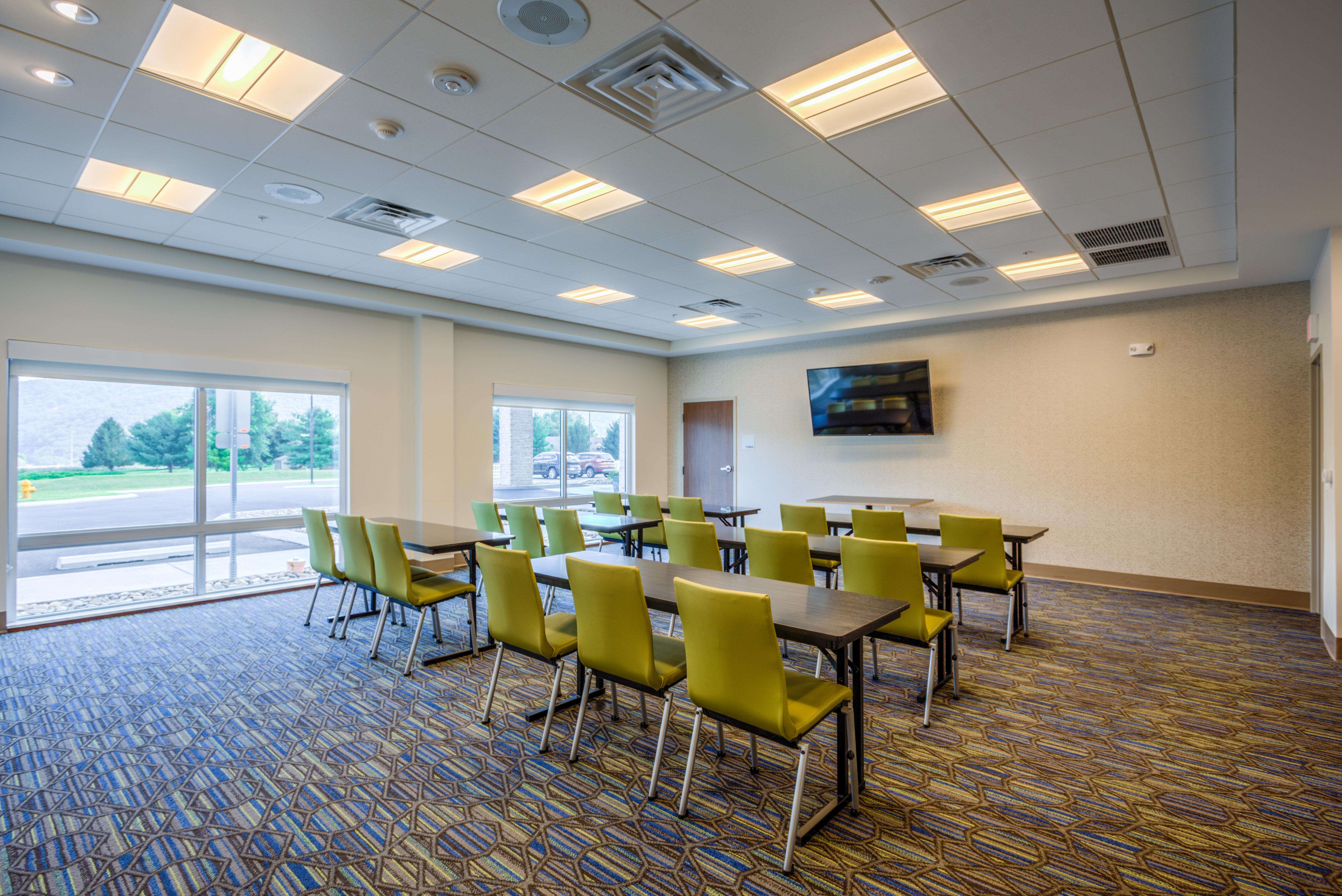Holiday Inn Express & Suites Reedsville - State Coll Area, An Ihg Hotel Buitenkant foto